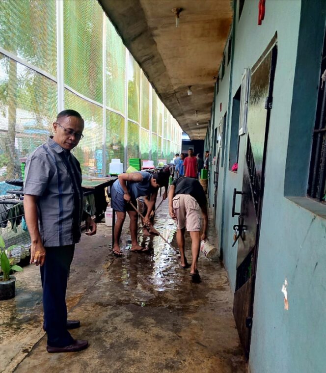 
					Kalapas Labuhan Ruku Laksanakan Kegiatan Kebersihan di Blok Warga Binaan