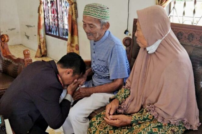 
					Kapolsek Pantai Labu Sujud Sungkem kepada Sang Pahlawan Tercinta