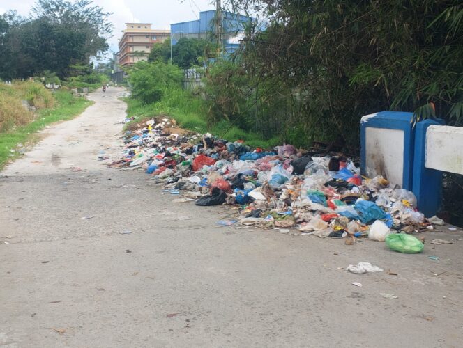 
					Adipura di Ujung Tanduk: Sampah Menumpuk dan Berhamburan di Depan Polresta dan FK Medistra