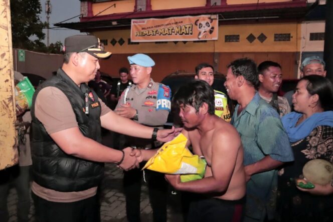 
					Kapolres Langkat Salurkan Bansos Kapolda Sumut ke Pengungsi Banjir di Tanjung Pura