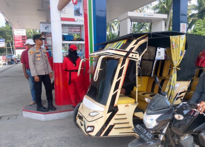 
					Ratusan Warga Pantai Labu Antre BBM di SPBU, Kapolsek Pantau Langsung Kondisi di Lapangan