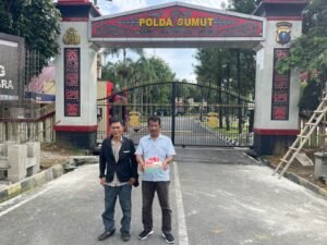 Setahun Laporan “Dibekukan”, Afif Datangi Polda Sumut Bawa Kue Ultah untuk Keadilan