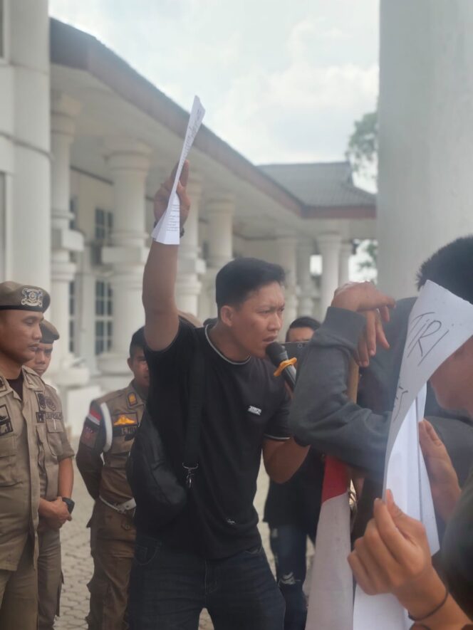 
					Kades Teladan dan Suka Makmur Terindikasi Korupsi, Aliansi LIB dan DPW JARI Geruduk Kantor Bupati