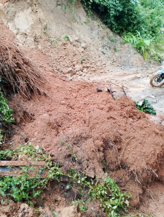 
					Hujan Deras Picu Tanah Longsor, Jalur Utama Dua Desa Lumpuh