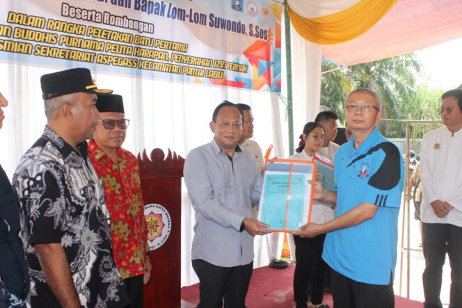 
					Sekda Deli Serdang Lakukan Peletakan Batu Pertama Pembangunan Sekolah Buddhis dan Serahkan Ijin Ternak