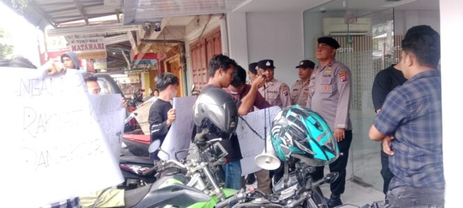 
					Terkait Dugaan Penyimpangan Penyaluran KUR, PELITA Gruduk BRI Unit Kuala