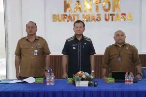 foto tengah:Yusman Zega Wabub Nias Utara,kiri Yurman Waruwu Plt.Kadiskes Nias Utara dan kanan, Ka Badan BPOM Medan Sumut.