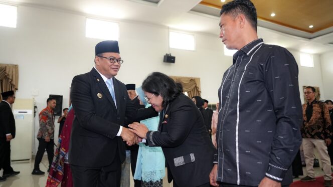 
					Bupati Deli Serdang, dr H Asri Ludin Tambunan melantik 15 Pejabat Pimpinan Tinggi Pratama di Aula Cendana, Lantai II, Kantor Bupati Deli Serdang, Kamis (22/1/2026). Para pejabat yang dilantil diharapkan mampu membawa semangat baru dan memberikan dorongan kuat dalam peningkatan kualitas pelayanan publik kepada masyarakat Deli Serdang. (Foto Diskominfostan Deli Serdang)