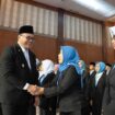 Bupati Deli Serdang, dr H Asri Ludin Tambunan melantik 65 pejabat administrator, 86 pengawas, dan 56 KUPT SPF atau kepala sekolah di Grha Bhinneka Perkasa Jaya, Jumat (30/1/2026). Pelantikan ini menjadi yang terbanyak sepanjang kepemimpinan Bupati, dr H Asri Ludin Tambunan dan Wakil Bupati, Lom Lom Suwondo SS, sekaligus menjadi penanda dimulainya regenerasi birokrasi di lingkungan Pemkab Deli Serdang. (Foto Diskominfostan Deli Serdang)