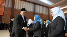 Bupati Deli Serdang, dr H Asri Ludin Tambunan melantik 65 pejabat administrator, 86 pengawas, dan 56 KUPT SPF atau kepala sekolah di Grha Bhinneka Perkasa Jaya, Jumat (30/1/2026). Pelantikan ini menjadi yang terbanyak sepanjang kepemimpinan Bupati, dr H Asri Ludin Tambunan dan Wakil Bupati, Lom Lom Suwondo SS, sekaligus menjadi penanda dimulainya regenerasi birokrasi di lingkungan Pemkab Deli Serdang. (Foto Diskominfostan Deli Serdang)