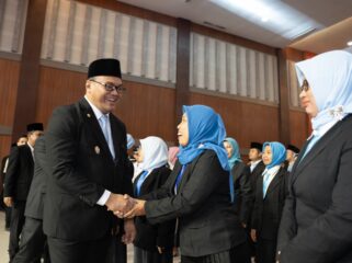 Bupati Deli Serdang, dr H Asri Ludin Tambunan melantik 65 pejabat administrator, 86 pengawas, dan 56 KUPT SPF atau kepala sekolah di Grha Bhinneka Perkasa Jaya, Jumat (30/1/2026). Pelantikan ini menjadi yang terbanyak sepanjang kepemimpinan Bupati, dr H Asri Ludin Tambunan dan Wakil Bupati, Lom Lom Suwondo SS, sekaligus menjadi penanda dimulainya regenerasi birokrasi di lingkungan Pemkab Deli Serdang. (Foto Diskominfostan Deli Serdang)