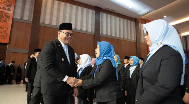 Bupati Deli Serdang, dr H Asri Ludin Tambunan melantik 65 pejabat administrator, 86 pengawas, dan 56 KUPT SPF atau kepala sekolah di Grha Bhinneka Perkasa Jaya, Jumat (30/1/2026). Pelantikan ini menjadi yang terbanyak sepanjang kepemimpinan Bupati, dr H Asri Ludin Tambunan dan Wakil Bupati, Lom Lom Suwondo SS, sekaligus menjadi penanda dimulainya regenerasi birokrasi di lingkungan Pemkab Deli Serdang. (Foto Diskominfostan Deli Serdang)