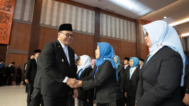 
					Bupati Deli Serdang, dr H Asri Ludin Tambunan melantik 65 pejabat administrator, 86 pengawas, dan 56 KUPT SPF atau kepala sekolah di Grha Bhinneka Perkasa Jaya, Jumat (30/1/2026). Pelantikan ini menjadi yang terbanyak sepanjang kepemimpinan Bupati, dr H Asri Ludin Tambunan dan Wakil Bupati, Lom Lom Suwondo SS, sekaligus menjadi penanda dimulainya regenerasi birokrasi di lingkungan Pemkab Deli Serdang. (Foto Diskominfostan Deli Serdang)