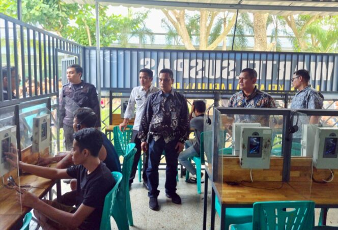 
					Komitmen Pelayanan Prima, Kalapas Labuhan Ruku Cek Wartelsuspas dan Berinteraksi dengan Warga Binaan