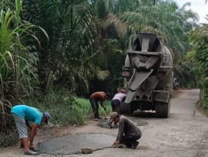 PKS PT Bintang Sawit Cemerlang Cor Jalan Rusak di Tanjung Siporkis–Paya Itik
