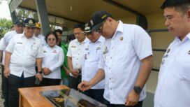 Keterangan Foto: Bupati Deli Serdang dr H Asri Ludin Tambunan menandatangani prasasti peresmian Alun-Alun Kecamatan Tanjung Morawa di Jalan Sultan Serdang, Desa Buntu Bedimbar, disaksikan Wakil Bupati Lom Lom Suwondo, SS dan Camat Tanjung Morawa Gontar Syahputra Panjaitan, SSTP, MM  Rabu (4/2/2026). Pembangunan alun-alun ditegaskan sebagai upaya membangun pola peradaban baru di tengah masyarakat.