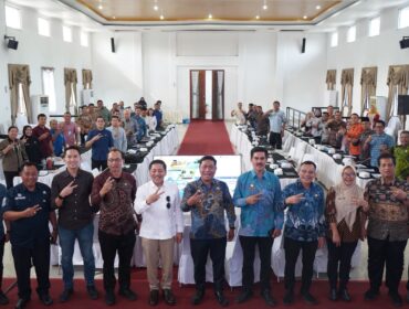 Wakil Bupati Deli Serdang, Lom Lom Suwondo SS, memimpin Rapat Pembahasan Permasalahan Banjir di wilayah Kecamatan Percut Sei Tuan, Kamis (5/2/2026), di Aula Lantai II Kantor Bupati Deli Serdang. Pemkab Deli Serdang menegaskan komitmen pengawasan tata ruang demi pembangunan kawasan yang tertata dan berkelanjutan. (Foto: Diskominfostan Deli Serdang)