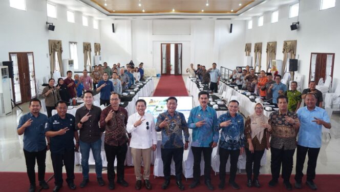 
					Wakil Bupati Deli Serdang, Lom Lom Suwondo SS, memimpin Rapat Pembahasan Permasalahan Banjir di wilayah Kecamatan Percut Sei Tuan, Kamis (5/2/2026), di Aula Lantai II Kantor Bupati Deli Serdang. Pemkab Deli Serdang menegaskan komitmen pengawasan tata ruang demi pembangunan kawasan yang tertata dan berkelanjutan. (Foto: Diskominfostan Deli Serdang)