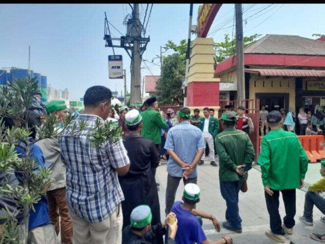 
					Ratusan Massa FPA Gelar Aksi di Polres Pelabuhan Belawan, Desak Kapolri Copot Kapolres