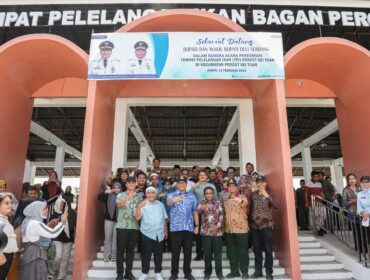 FOTO: Bupati Deli Serdang, dr H Asri Ludin Tambunan meresmikan TPI Bagan Percut, Kecamatan Percut Sei Tuan, Jumat (13/2/2026). Keberadaan TPI tersebut diharapkan bisa menambah semangat nelayan dan mendatangkan lebih banyak lagi pembeli. (Foto Diskominfostan Deli Serdang)