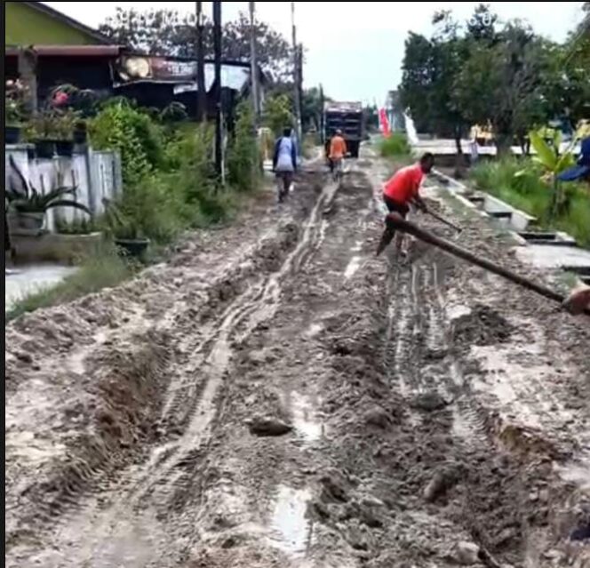 
					Janji Developer Dipertanyakan, Jalan Di Dusun Lestari Desa Tumpatan Kecamatan Beringin Masih Rusak Dan Berdebu