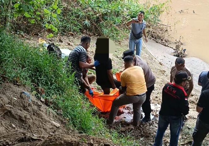 
					Pria Paruhbaya Ditemukan Tewas Tergantung di Pinggir Sungai Blumai