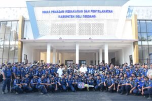 FOTO: Bupati, dr H Asri Ludin Tambunan bersama Wakil Bupati, Lom Lom Suwondo SS, meresmikan kantor Dinas Damkar Deli Serdang, Jumat (20/2/2026).  istimewa