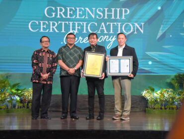 FOTO: Bupati Deli Serdang, dr H Asri Ludin Tambunan memberikan Perayaan pada acara *Greenship Certification Ceremony* di Mahogany Ballroom, Lantai II Grand City Hall Medan, Sabtu (21/2/2026).(istimewa).