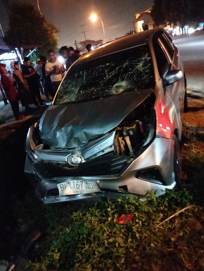 
					Tabrak Motor Pengemudi Mobil Dipermak Massa