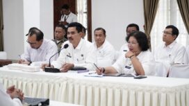 FOTO: Asisten II Perekonomian dan Pembangunan, Drs Hendra Wijaya di Rapat Koordinasi Penataan Kabel Utilitas Jaringan di Aula Cendana, Kantor Bupati Deli Serdang, Rabu (25/2/2026). Penataan kabel utilitas menjadi salah satu prioritas yang harus segera dilaksanakan sebelum penyelenggaraan HUT ke-26 APKASI dan Pemilihan Putri Otonomi Indonesia Tahun 2026, berlangsung