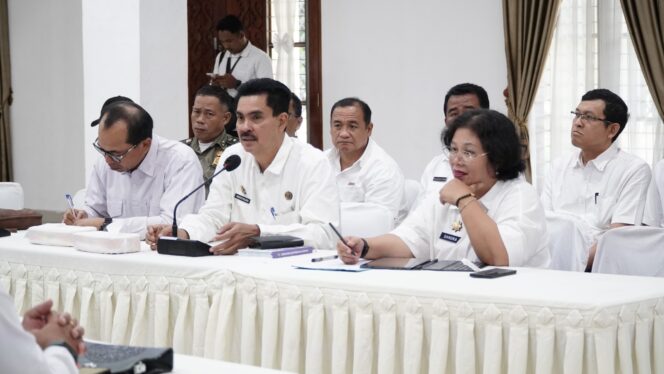 
					FOTO: Asisten II Perekonomian dan Pembangunan, Drs Hendra Wijaya di Rapat Koordinasi Penataan Kabel Utilitas Jaringan di Aula Cendana, Kantor Bupati Deli Serdang, Rabu (25/2/2026). Penataan kabel utilitas menjadi salah satu prioritas yang harus segera dilaksanakan sebelum penyelenggaraan HUT ke-26 APKASI dan Pemilihan Putri Otonomi Indonesia Tahun 2026, berlangsung