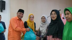 FOTO: Wabup Deli Serdang, Lom Lom Suwondo SS berdoa menjelang waktu buka puasa, pada Buka Puasa Bersama di Rumah Sakit Umum Daerah (RSUD) Drs H Amri Tambunan, Lubuk Pakam, Sabtu (28/2/2026)