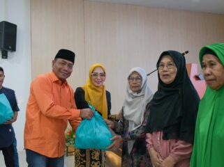 FOTO: Wabup Deli Serdang, Lom Lom Suwondo SS berdoa menjelang waktu buka puasa, pada Buka Puasa Bersama di Rumah Sakit Umum Daerah (RSUD) Drs H Amri Tambunan, Lubuk Pakam, Sabtu (28/2/2026)