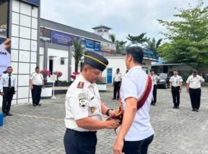 Kalapas Labuhan Ruku Beri Penghargaan Pegawai Teladan