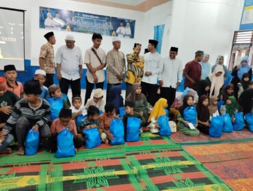Foto bersama Saat Setelah pemberian santunan anak yatim di kota galang (6/3) istimewa.