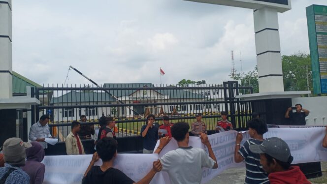 
					ALIANSI DESA MEMBANGUN TUNTUT Usut Dugaan Permasalahan DD 5 Desa di Kecamatan Tebing Syahbandar!”