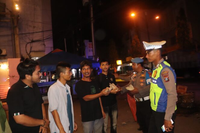 
					Berbagi Nasi Sahur, Polres Langkat Gelar Sahur On The Road