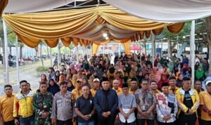 Foto bersama anggota Dprd Deli Serdang Fraksi Partai Hanura Junaidi SH dengan Konstituen nya di Desa Bandar Klippa (12/3) R Anggi.