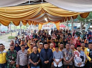 Foto bersama anggota Dprd Deli Serdang Fraksi Partai Hanura Junaidi SH dengan Konstituen nya di Desa Bandar Klippa (12/3) R Anggi.