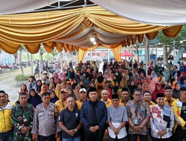 Foto bersama anggota Dprd Deli Serdang Fraksi Partai Hanura Junaidi SH dengan Konstituen nya di Desa Bandar Klippa (12/3) R Anggi.