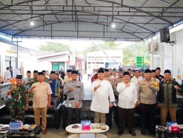 Foto bersama Bupati Batu bara dalam acara buka bersama dengan kejaksaan negeri batu bara. (13/3) umarul.