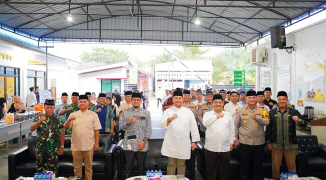 Foto bersama Bupati Batu bara dalam acara buka bersama dengan kejaksaan negeri batu bara. (13/3) umarul.