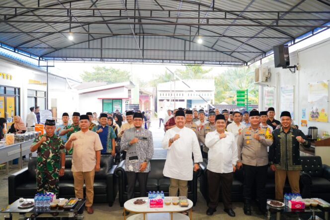 
					Foto bersama Bupati Batu bara dalam acara buka bersama dengan kejaksaan negeri batu bara. (13/3) umarul.