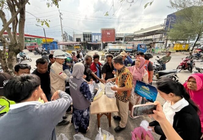 
					Pelindo Regional 1 Bagikan Takjil Gratis kepada Masyarakat Disekitar Pelabuhan
