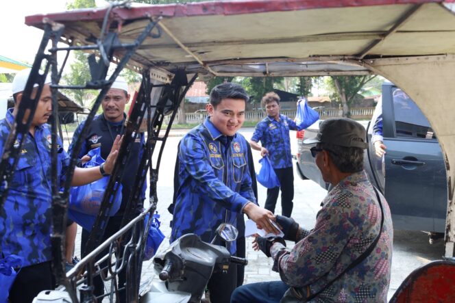 
					Ricky Anthony Bagikan 250 Bingkisan Lebaran kepada Abang Becak di Stabat