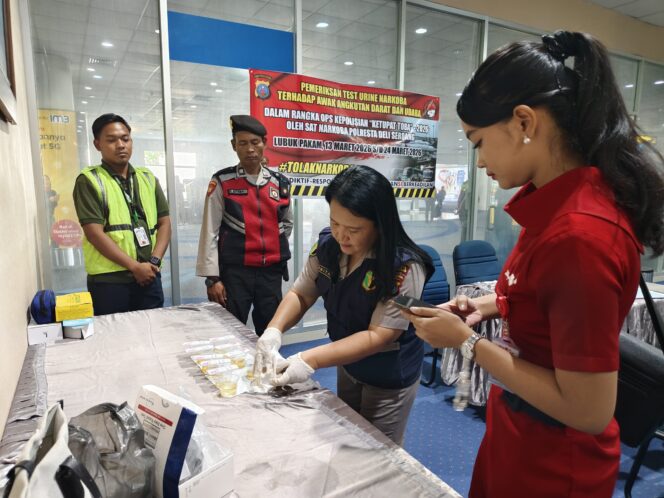 
					Polresta Deli Serdang Tes Urine Terhadap Awak Angkutan Udara dan Angkutan Darat di Bandara Kualanamu