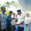 FOTO: Bupati Deli Serdang, dr H Asri Ludin Tambunan didampingi Ketua TP PKK, Ny Jelita Asri Ludin Tambunan, secara simbolis menyerahkan honor kepada bilal mayit pada momentum buka puasa bersama d Rumah Dinas Bupati, Kamis (19/3/2026).  diskominfo