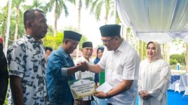 FOTO: Bupati Deli Serdang, dr H Asri Ludin Tambunan didampingi Ketua TP PKK, Ny Jelita Asri Ludin Tambunan, secara simbolis menyerahkan honor kepada bilal mayit pada momentum buka puasa bersama d Rumah Dinas Bupati, Kamis (19/3/2026).  diskominfo