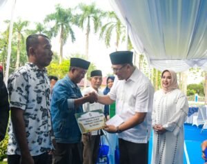 FOTO: Bupati Deli Serdang, dr H Asri Ludin Tambunan didampingi Ketua TP PKK, Ny Jelita Asri Ludin Tambunan, secara simbolis menyerahkan honor kepada bilal mayit pada momentum buka puasa bersama d Rumah Dinas Bupati, Kamis (19/3/2026).  diskominfo