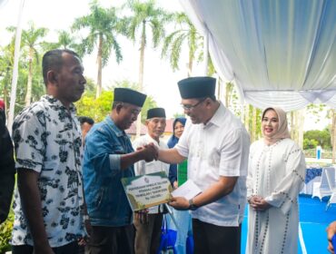 FOTO: Bupati Deli Serdang, dr H Asri Ludin Tambunan didampingi Ketua TP PKK, Ny Jelita Asri Ludin Tambunan, secara simbolis menyerahkan honor kepada bilal mayit pada momentum buka puasa bersama d Rumah Dinas Bupati, Kamis (19/3/2026).  diskominfo